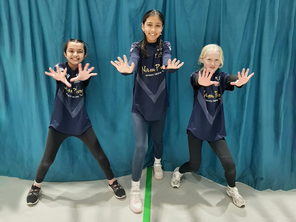 girls-cricket-heaton-sports-club
